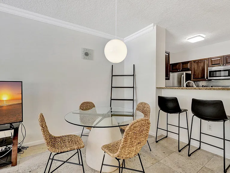 580 Sapodilla Ave #105 — Photo 8