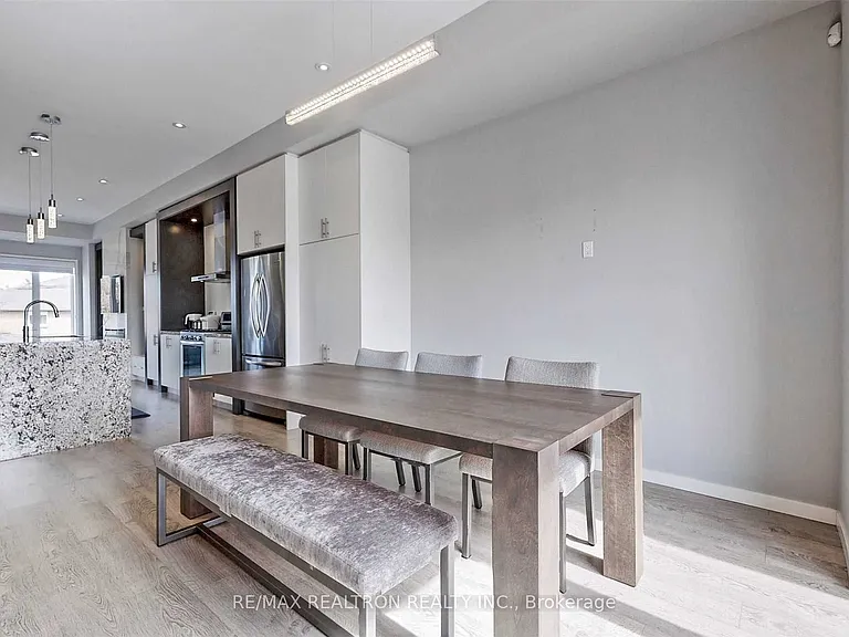 76 Genuine Ln — Photo 10