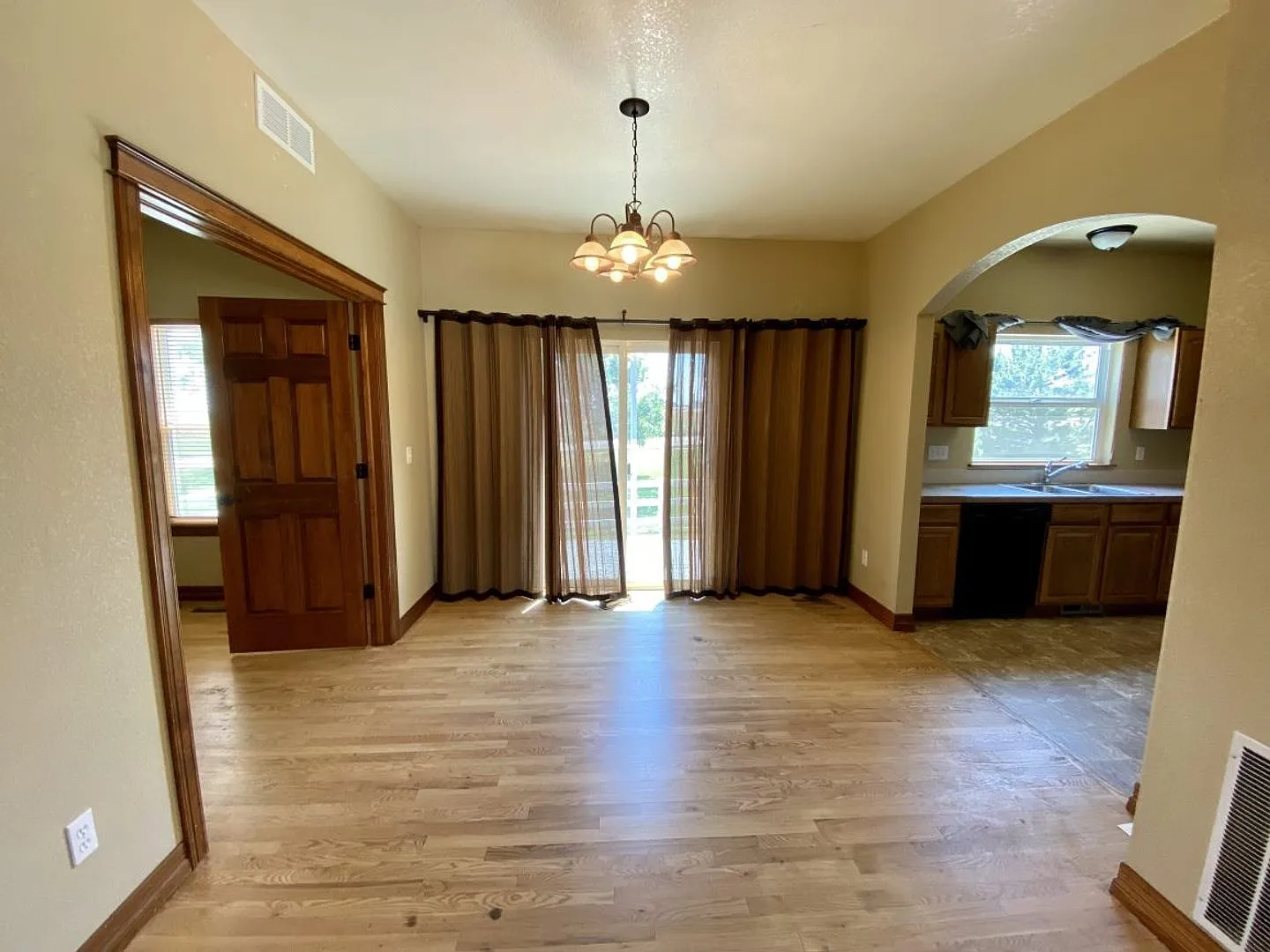 Spacious 4 bed 3.5 Bath in Maple Hill! — Photo 3