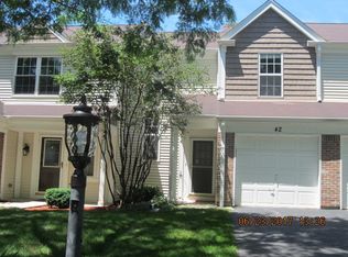 42 Carey Ln #42, Streamwood, IL