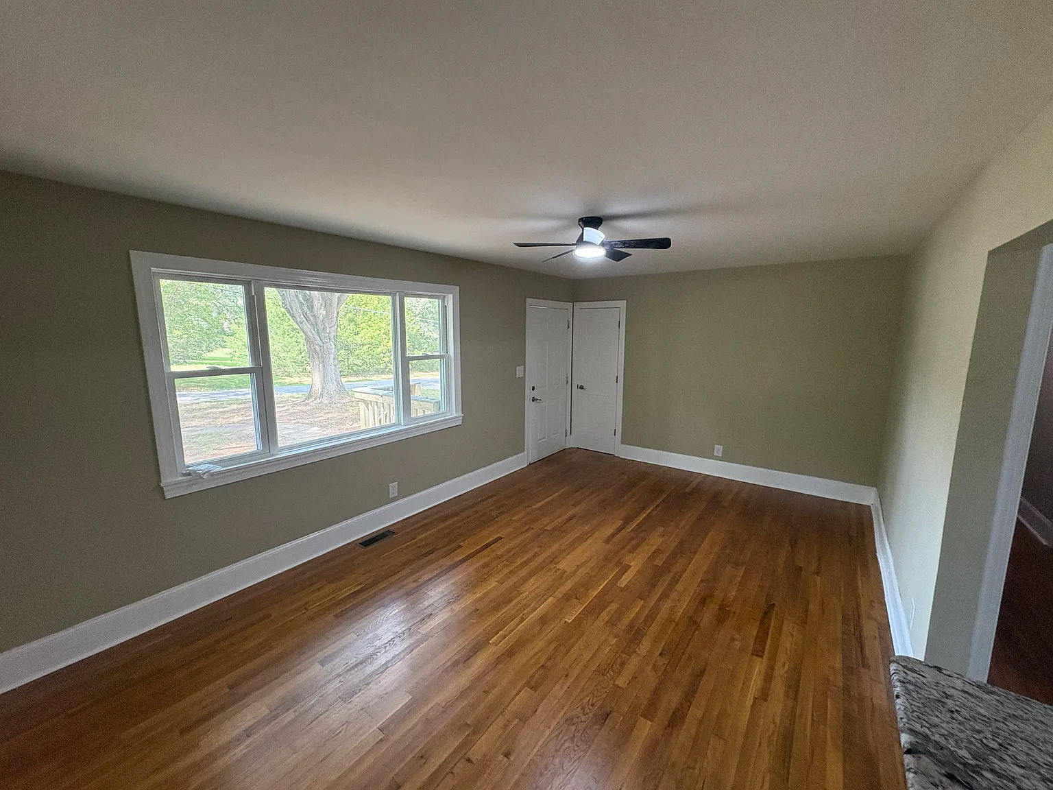 3 bed, 1025 sqft, $2,000 — Photo 3