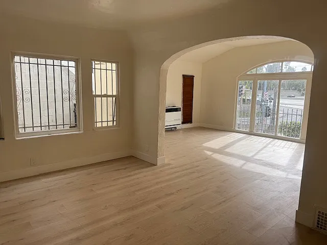 2338 N Cahuenga Blvd — Photo 10