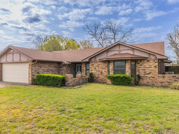 820 Hilltop Dr, Weatherford, TX 76086