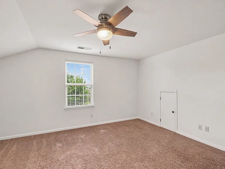 1046 Hemlock Dr — Photo 31