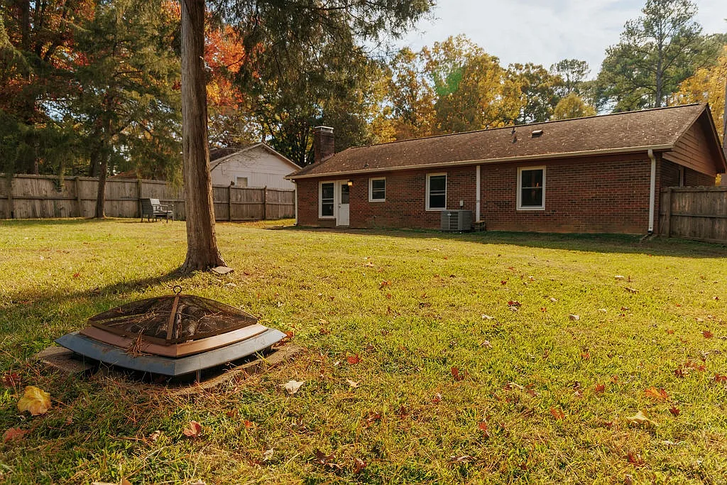 1418 Suterland Rd — Photo 4