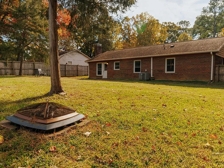 1418 Suterland Rd — Photo 4
