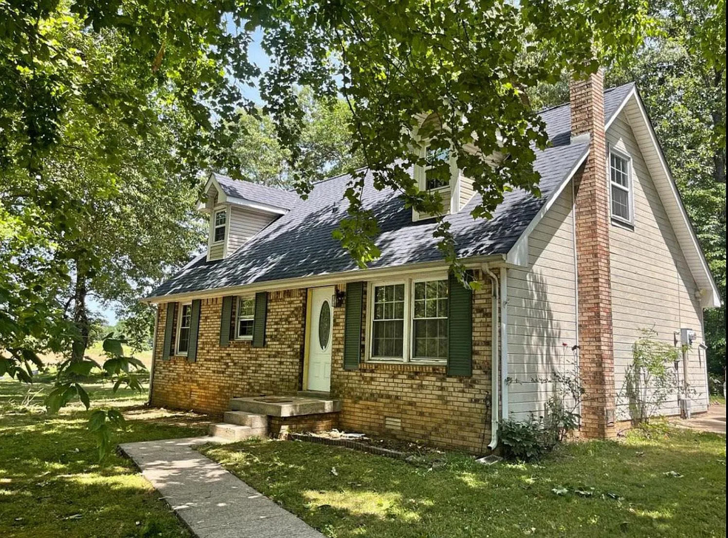 4 bed, 2.5 bath, 1396 sqft, $1,600 — Photo 1