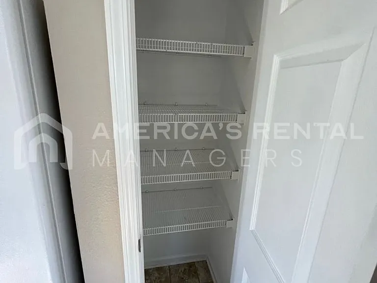 141 Flagstone Ln — Photo 5