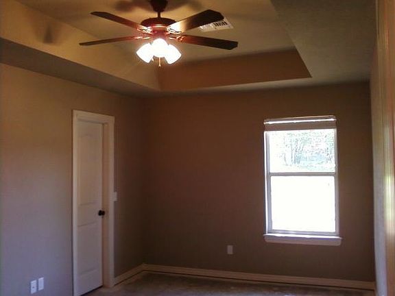 LARGE BEDROOM/ CEILING FAN