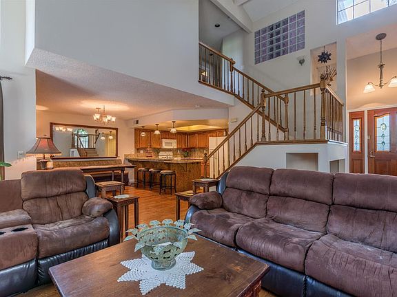 4th image of 257 Chynoweth Ave