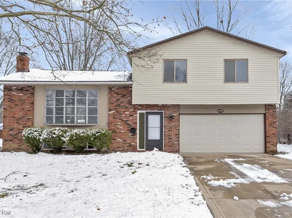 6979 Warrington Dr, North Olmsted, OH 44070
