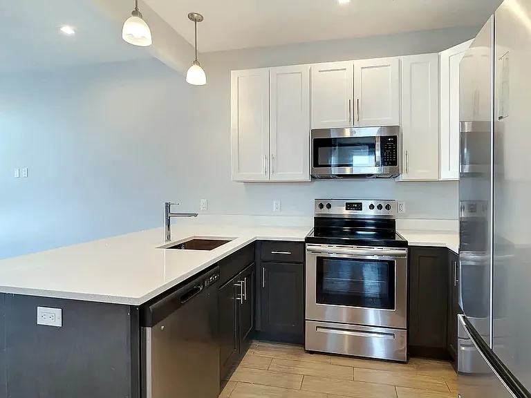 460 Seneca Ave #2L — Photo 4