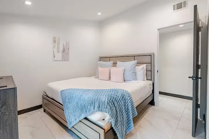 20412 Oxnard St — Photo 15