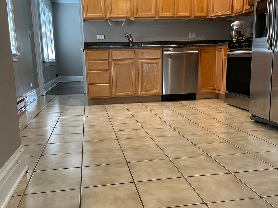 1st image of 6717 N Oxford Ave Floor 1