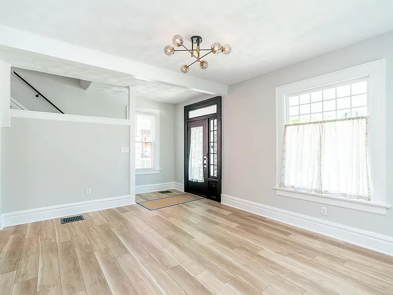 2435 Summit St — Photo 6