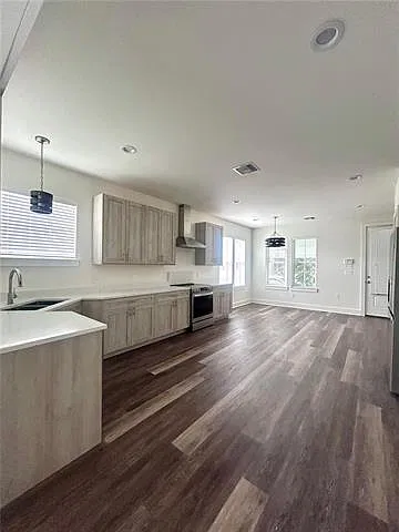 3 bed, 2.0 bath, 1915 sqft, $2,800 — Photo 3