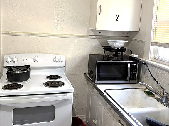 5th image of 625 W Thornton St