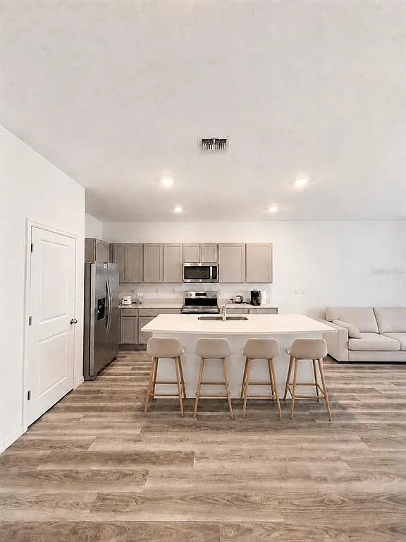 3 bed, 2.5 bath, 1673 sqft, $2,400 — Photo 2