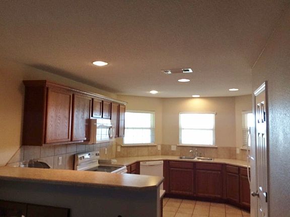 5th image of 9213 Holiday Dr
