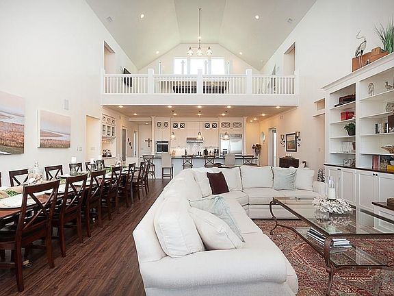 4th image of 660 Villa Dr