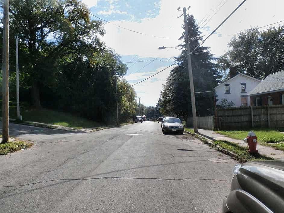 2nd image of 2420 Stafford St