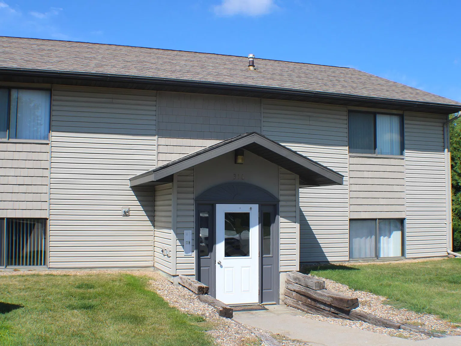 2 bed, 784 sqft, $870 — Photo 1