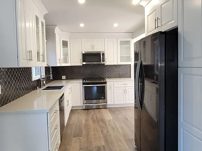 22509 Clarendon St — Photo 8