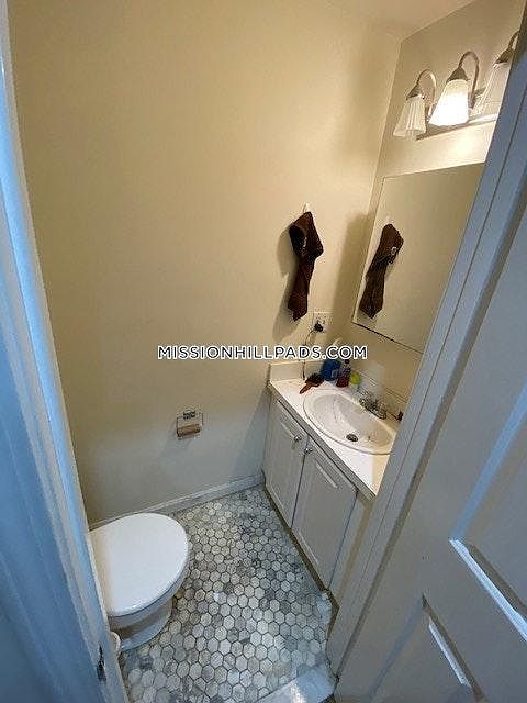 2nd image of 774 Parker St #L2