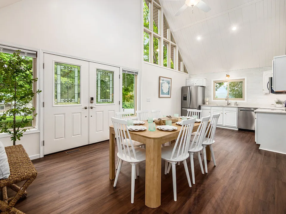 305 Ridgeway Dr