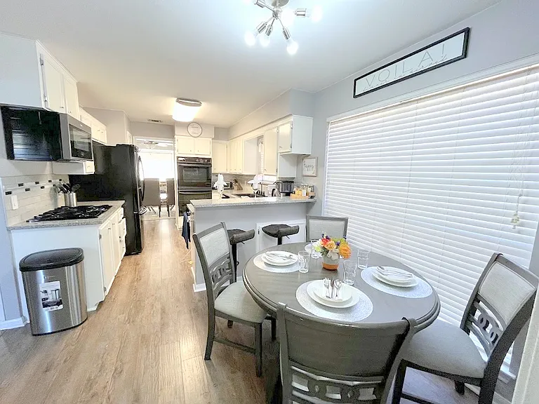 719 Park Knoll Ln — Photo 16