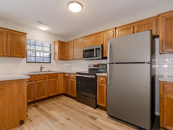 New GE Slate Appliances. Quartz Countertop. Solid Oak Cabinets/