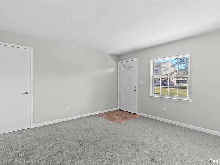 162 Princeton Dr — Photo 6