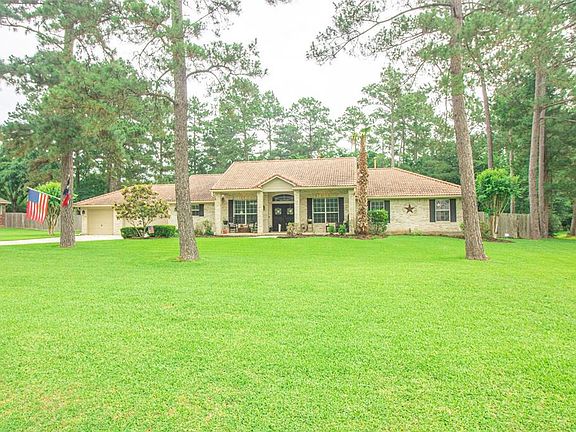 Image 3: You'll love this LARGE lot with over an acre in space. The beautiful front yard is spacious and it's even bigger in the back. Tile roof!