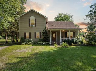 29043 Grix Rd, New Boston, MI 48164