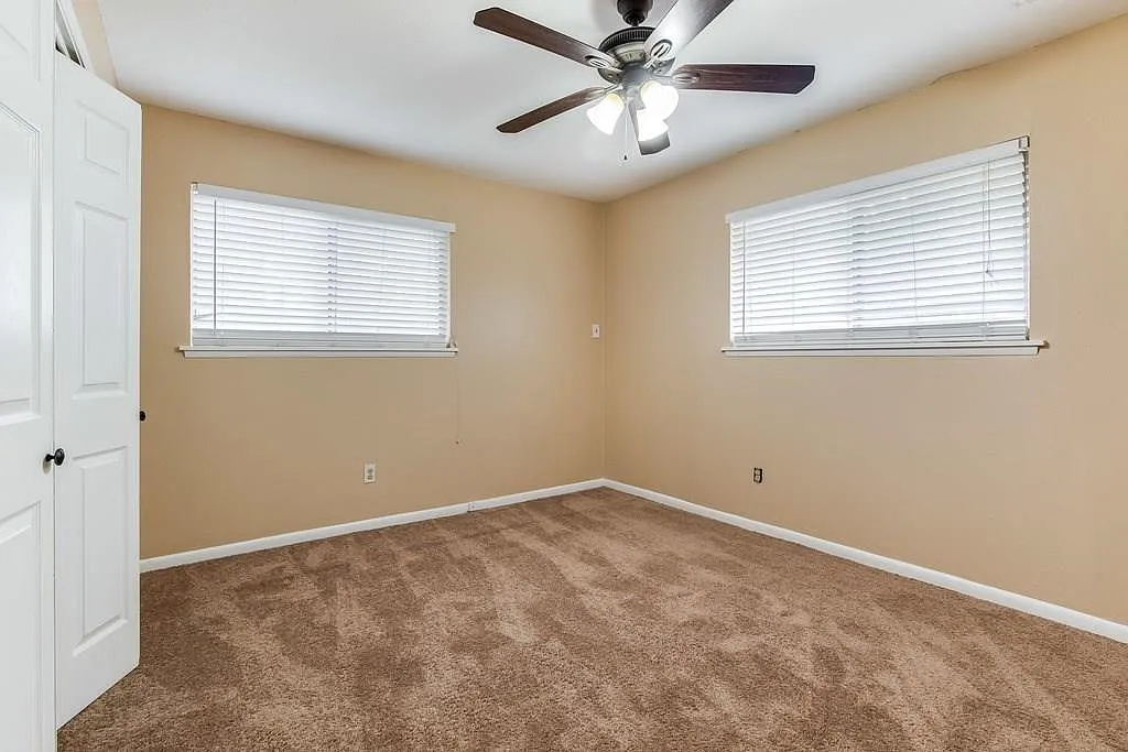 2 bed, 1.0 bath, 2082 sqft, $1,100 — Photo 4