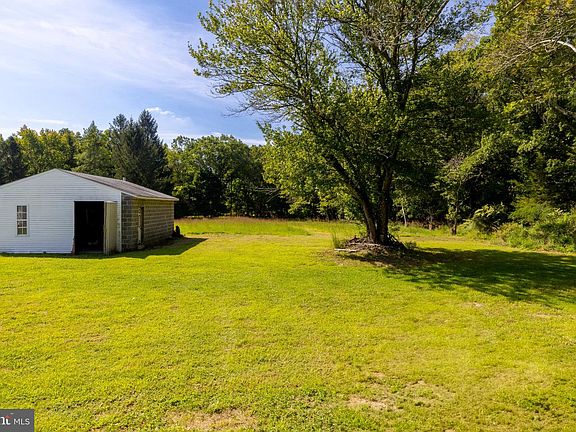 3rd image of 2280 Coles Mill Rd