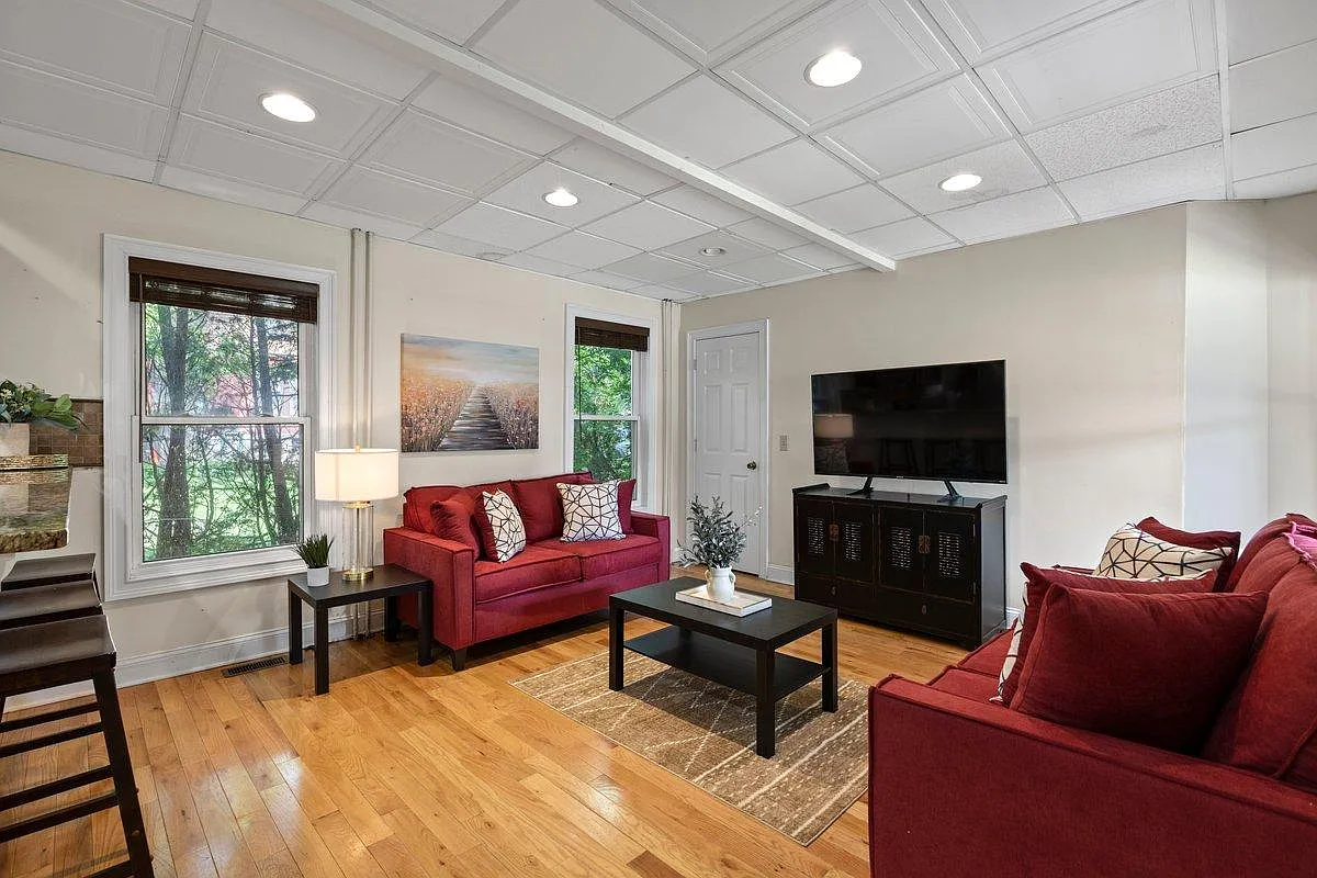 211 Union Ave — Photo 3