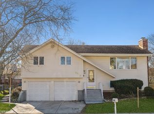 829 Pinehurst Ln, Schaumburg, IL 60193