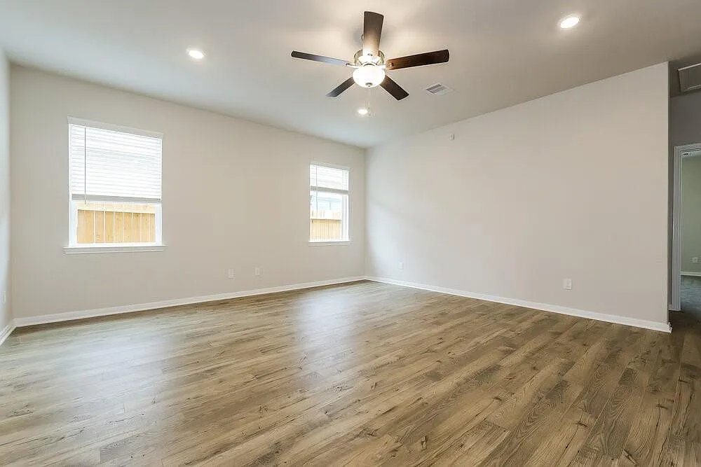 4 bed, 2.5 bath, 2203 sqft, $1,925 — Photo 4