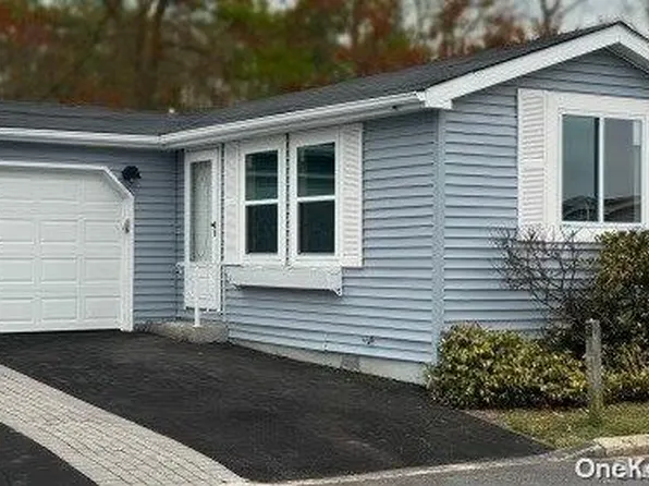 19 Village Circle #19, Manorville, NY 11949