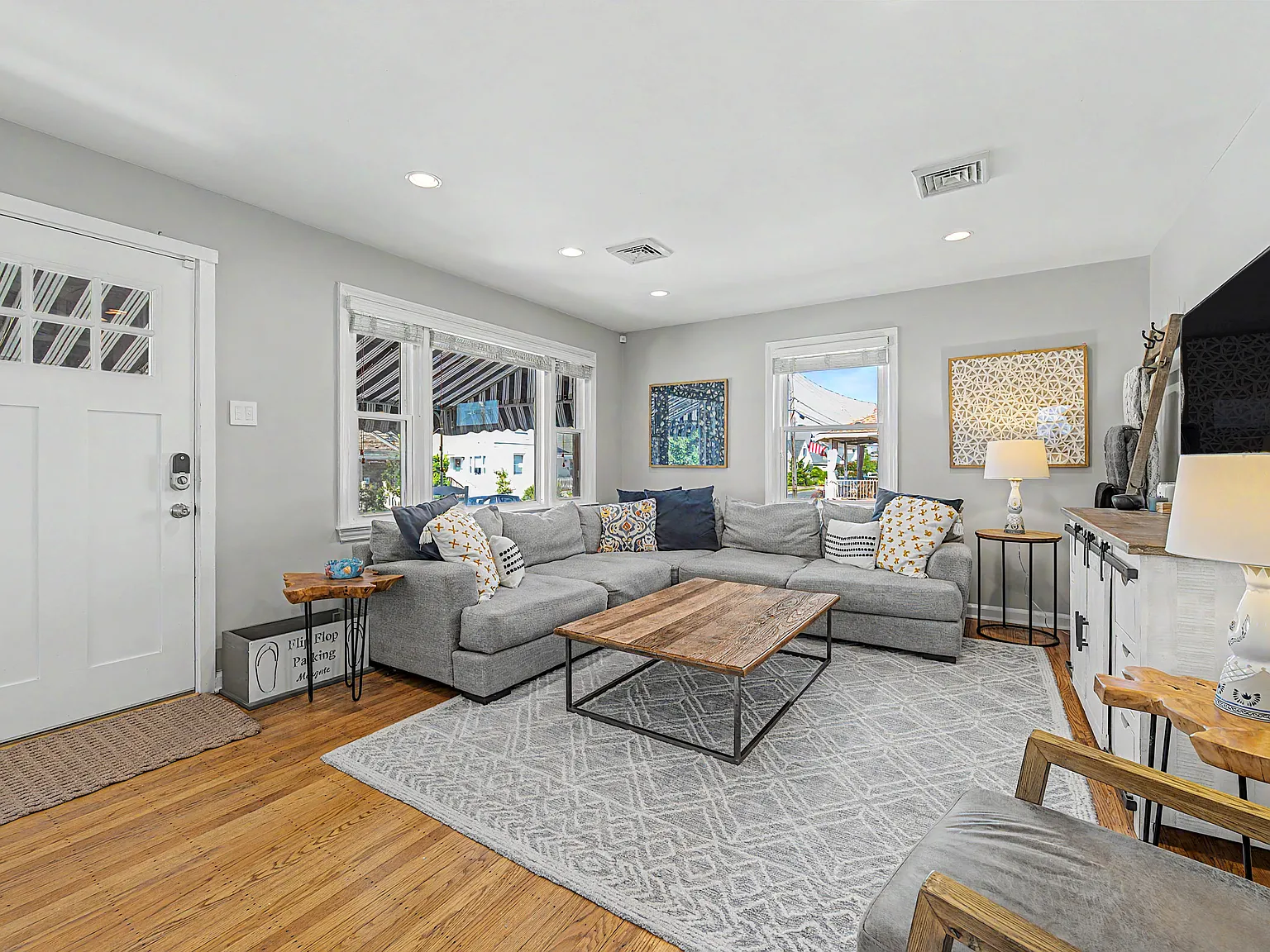 3 bed, 1064 sqft, $2,000 — Photo 4