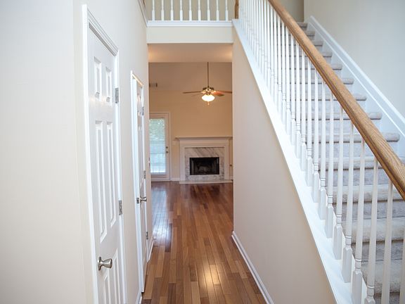3rd image of 220 Yardsley Dr