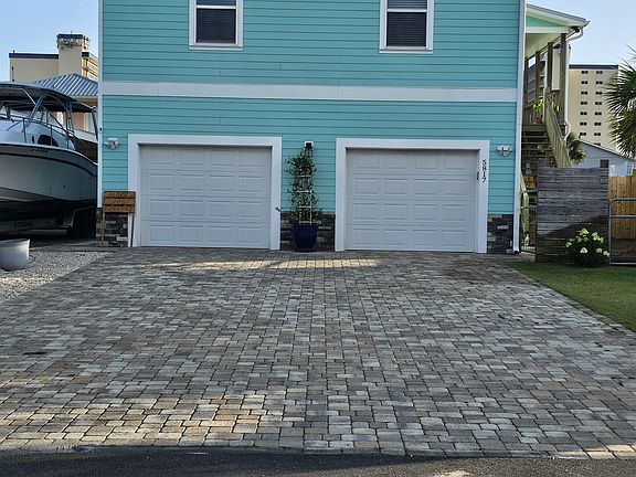 Driveway is shared space 

Renter will have access to left side which easily fits 2 cars front to back