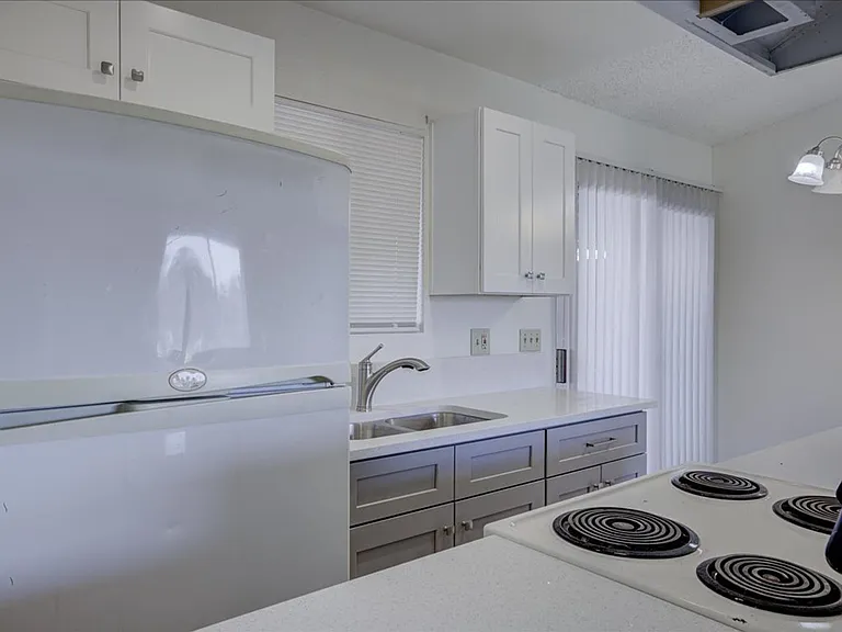 329-335 E Alturas St — Photo 8