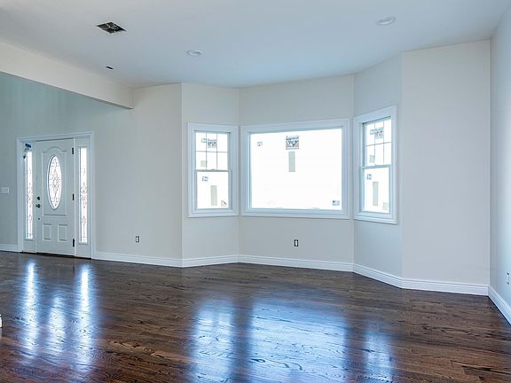 3rd image of 131-4 Franklin Ave