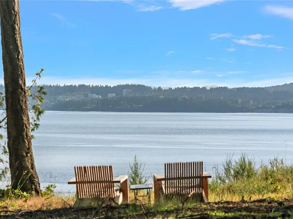 377 Evergreen Ln, Sidney, BC V8L 5Y9