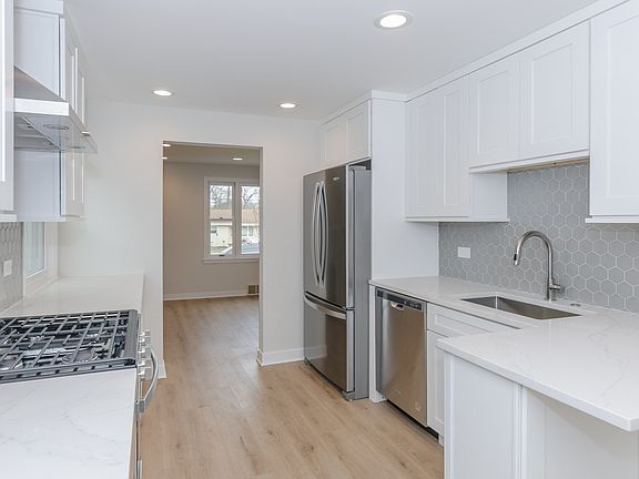 4th image of 940 Burton Ave