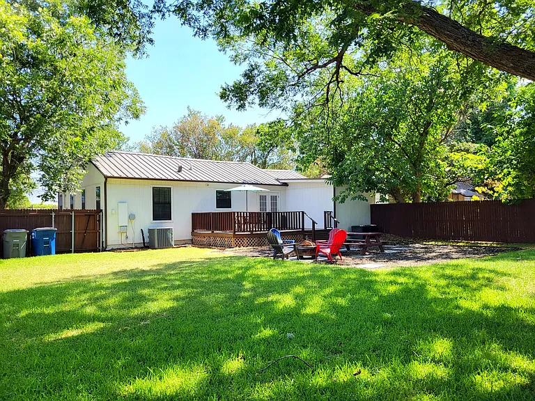 Humongous yard for the kids, dogs, & adults!
