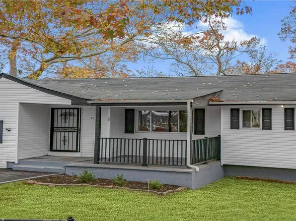 10 Peach St, Central Islip, NY 11722