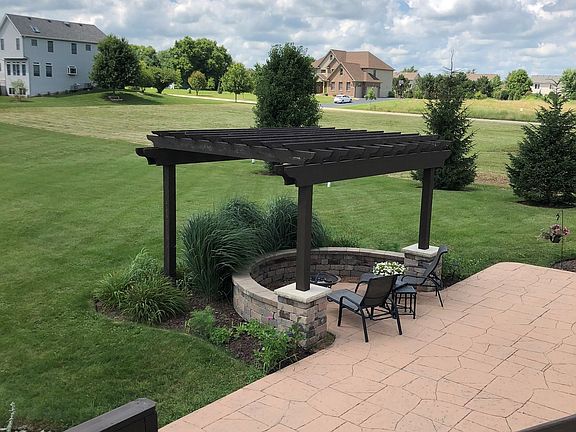Stamped concrete & brick paver patio w/pergola!